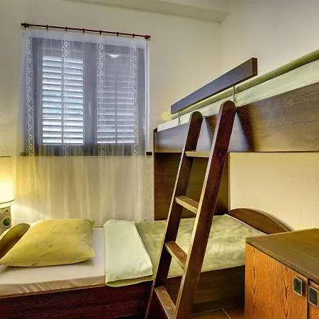 Tatil Evi With Swimming Pool Near Centre Ližnjan